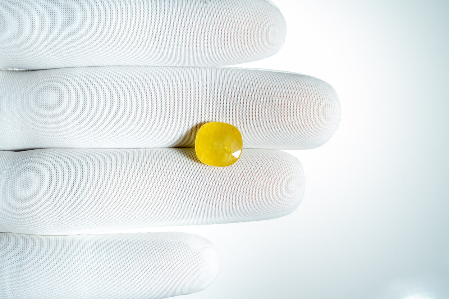 YELLOW SAPPHIRE (THAILAND)-5.88CARAT